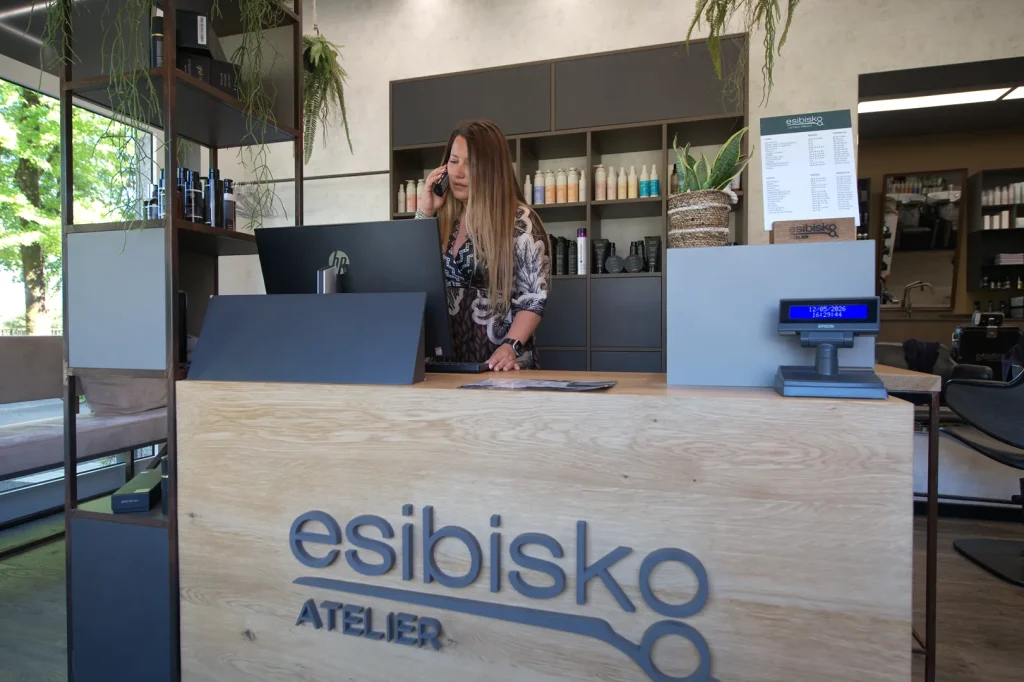 Esibisko Atelier, Parrucchiere uomo e donna a Vercelli, reception