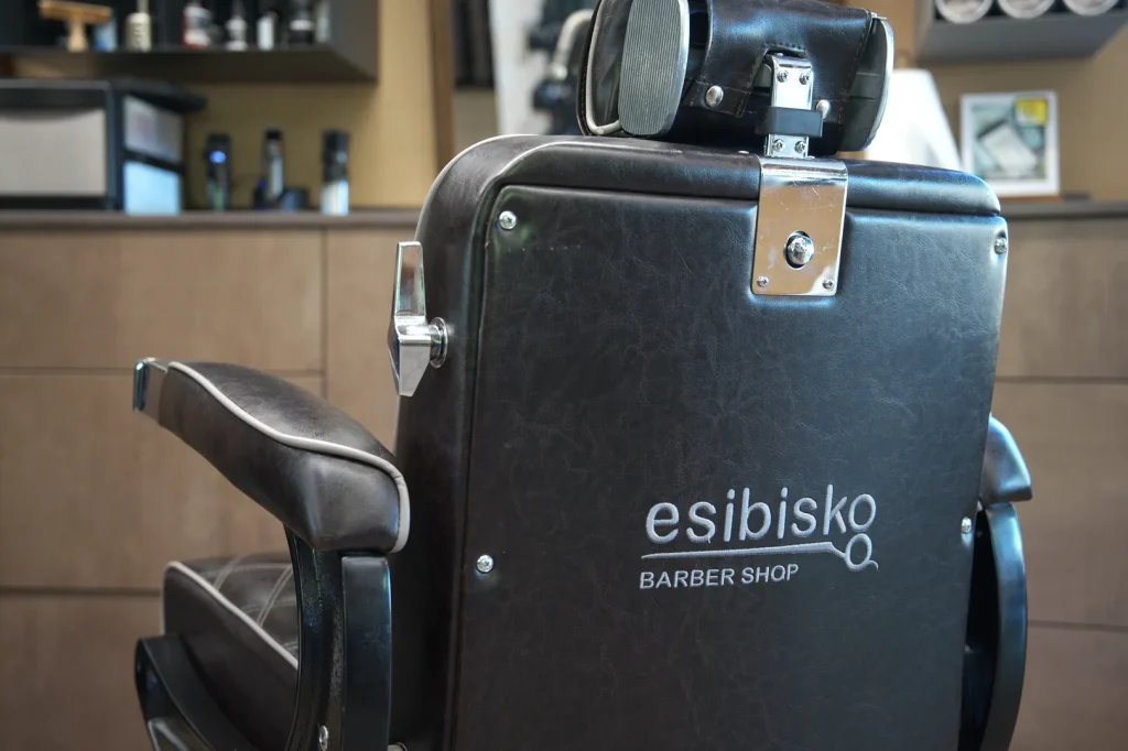 Esibisko Atelier, Parrucchiere uomo e donna a Vercelli, sedia con logo