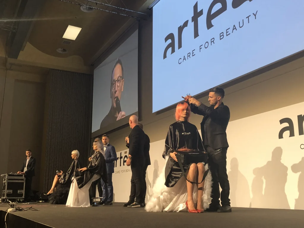 Esibisko Atelier parrucchiere a Vercelli. Taglio capelli uomo e donna